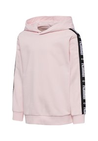 Lichtroze hoodie met een kangoeroezak, zwarte zijstrepen met witte logo-tekst en een capuchon met trekkoord. Zacht materiaal met een gladde textuur.