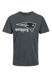 Šedé bavlněné tričko s logem Patriots. Design s klasickým kulatým výstřihem, krátké rukávy a volný střih. Potisk s textem a grafikou v bílé a černé barvě.