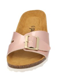 Sandal in vernice rosa con fascia larga, dettaglio in fibbia dorata e soletta in sughero su una suola bianca testurizzata.