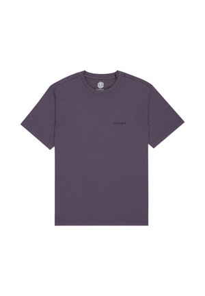 Lila Baumwoll-T-Shirt mit kurzen Ärmeln, Rundhalsausschnitt und einem kleinen, schwarzen Logo, das auf der linken Brust gedruckt ist. Glatte Textur, lässiges Design.