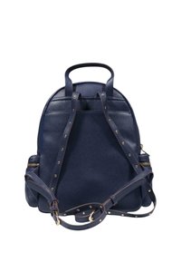 Zaino in pelle blu navy con doppio manico superiore, spallacci regolabili e borchie dorate sui lati; finitura testurizzata e tasche con zip.
