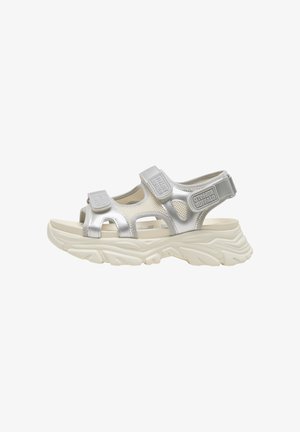 Sandalen met dikke zool, zilveren bandjes, meshpanelen en verstelbare klittenbandsluitingen, met het merkteken "Buffalo" aan de zijkant en voorkant.