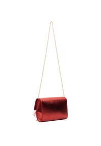 Borsa a mano clutch metallica rossa con design pieghettato, tracolla in catena dorata e dettaglio in piuma. Texture liscia, forma rettangolare.