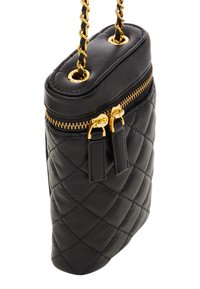 Borsa in pelle trapuntata nera con chiusura a zip dorata, due tiranti della zip sulla parte superiore e una tracolla in catena dorata. Texture liscia con forma rettangolare compatta.