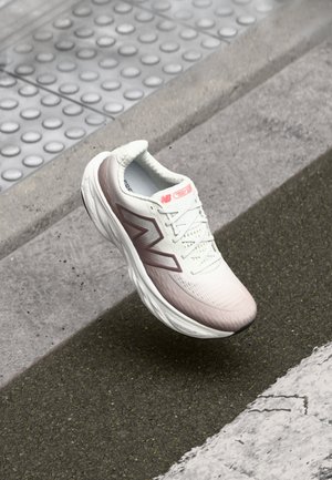 FRESH FOAM X 1080 V14 - Chaussures de running sur route - earth shadow