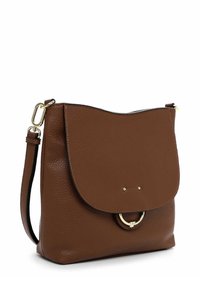 Pruun nahast õlakott, millel on kõver klapp, kuldse tooni rõngasluku ja reguleeritav rihm kuldse pandlaga valgel taustal.