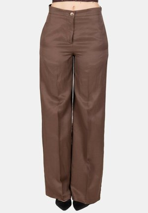 Pantaloni marroni a vita alta e gamba larga con chiusura a bottoni, indossati con scarpe nere a punta, mostrati dalla vita ai piedi su sfondo uniforme.