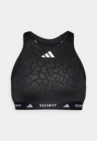 Črn športni modrček z teksturirano površino, ki ima širok elastičen pas z blagovno znamko "TECHFIT" in belim logotipom na sprednji strani.