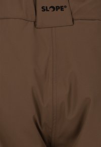 Bruine stoffen broek met een gladde textuur, voorzien van een zwart "SLOPE" logo op de tailleband en zichtbare stiksels.
