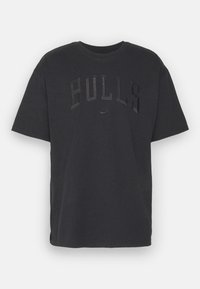 Černé bavlněné tričko s krátkými rukávy, na přední straně s výrazným textem "BULLS" a logem Nike s mírně zvýšenou texturou.
