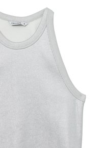 Top in argento con texture a coste, caratterizzato da una scollatura rotonda e ampie aperture per le braccia. L'etichetta recita "CALLIOPE" in un carattere a contrasto.