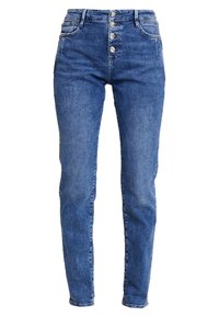 Jeans de denim azul de tiro alto con cierre de cinco botones, perneras rectas y un leve desgastado. Cuenta con bolsillos delanteros y traseros para almacenamiento.