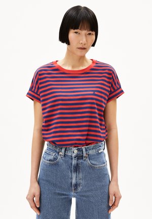 Gestreepte T-shirt met rode en marineblauwe horizontale strepen, korte mouwen en een ronde halslijn; gecombineerd met hooggelegen blauwe denim jeans.