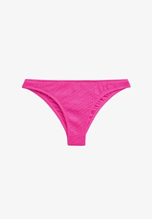 Lyserødt tekstureret bikiniunderdel med lav talje, vist på en hvid baggrund.