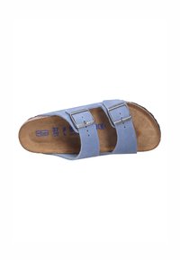 Sandalo in pelle blu con due cinghie regolabili e fibbie argentate; soletta imbottita marrone e suola in gomma nera, design casual.