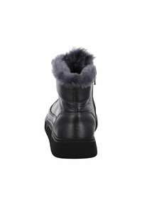 Schwarzer Kunstleder-Stiefel bis zum Knöchel mit einer weichen, grauen Fellfütterung am Kragen, der ein elegantes Design und eine strukturierte Gummisohle aufweist.