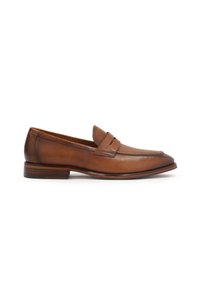 Brūni ādas loafers ar noapaļotu pirkstu, viegli teksturētu virspusi un dekoratīvu siksniņu augšpusē. Ādas zole un zema papēža augstums.