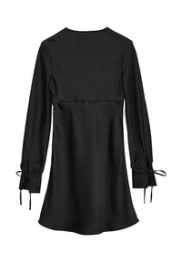 Robe en satin noir à manches longues, avec un col rond et des poignets noués. Texture lisse avec un ourlet légèrement floncé et sans motifs visibles.
