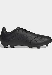 Botas de fútbol negras con un upper sintético texturizado, cierre tradicional de cordones y tacos moldeados para mayor tracción. Diseño elegante con patrones sutiles.