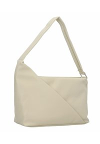 Borsa a mano in pelle sintetica texturizzata di colore crema, con un design angolato, tracolla regolabile e fondo piatto per la stabilità.
