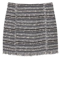 Jupe mini en tissu tissé avec des rayures horizontales noires et grises, ourlet effiloché et un tissu texturé avec des épaisseurs variées.