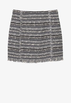 Jupe mini en tissu tissé avec des rayures horizontales noires et grises, ourlet effiloché et un tissu texturé avec des épaisseurs variées.