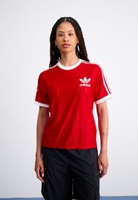 adidas Originals ADICOLOR 3-STRIPES PINSTRIPE - Camiseta estampada - better scarlet