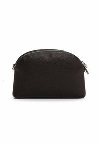 Borsa in pelle nera con parte superiore arrotondata, superficie testurizzata e chiusura con zip in argento. Nessun hardware visibile o dettagli aggiuntivi.