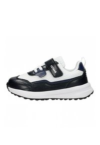 Weiße Sneaker mit Mesh-Obermaterial und navyblauen Lederakzenten, ausgestattet mit einem Klettverschluss, runden Schnürsenkeln und einer strukturierten schwarzen Gummisohle.