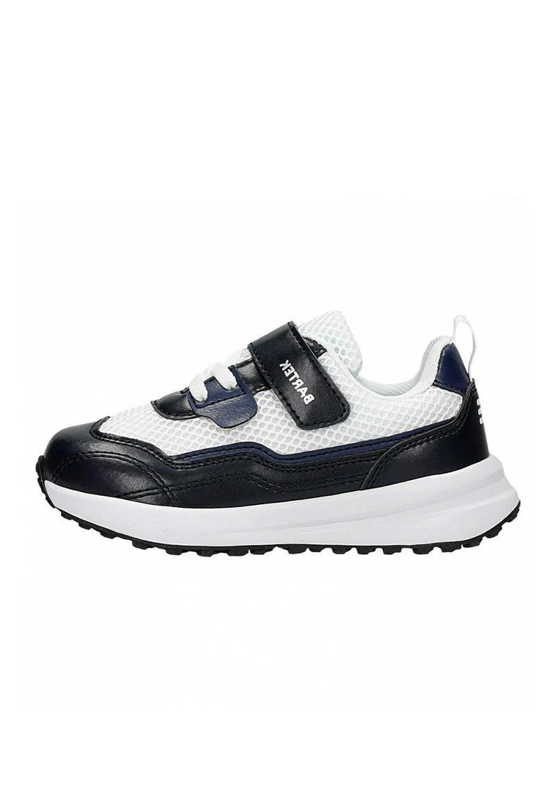Weiße Sneaker mit Mesh-Obermaterial und navyblauen Lederakzenten, ausgestattet mit einem Klettverschluss, runden Schnürsenkeln und einer strukturierten schwarzen Gummisohle.