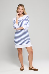 Robe rayée blanche avec des lignes horizontales bleues, manches trois quarts, coupe décontractée et ourlet simple. Des ballerines marron complètent la tenue.