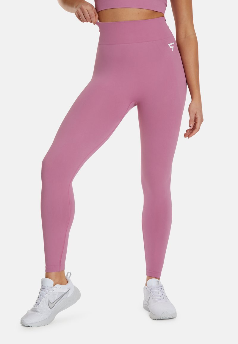 Leggings pink a vita alta realizzati in tessuto elastico, con una texture liscia e un piccolo logo bianco sulla coscia sinistra.
