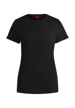 T-shirt noir en coton avec des manches courtes roulées, un col rond et une étiquette rouge. Texture lisse, forme ajustée avec un minimum de détails.