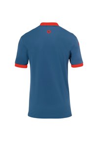 Herren-Polo-Shirt in Blau mit roten Akzenten am Kragen und an den Ärmeln. Hergestellt aus atmungsaktivem Material, mit einem runden Logo auf der Rückseite.