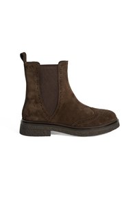 Bottes Chelsea en suede marron avec des panneaux latéraux élastiques, des broderies décoratives le long des orteils et des bords, et des semelles en caoutchouc texturé.