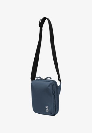 Borsa a tracolla compatta blu navy con tracolla nera regolabile, due scomparti con cerniera e logo Jack Wolfskin sul davanti.