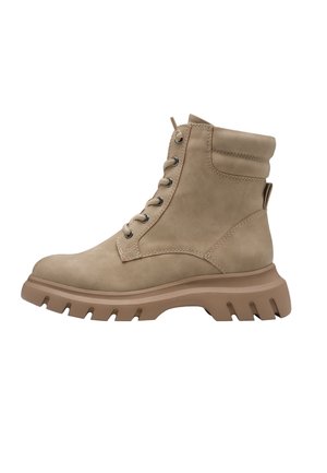 Bottine en suède beige avec un col rembourré, un laçage à l'avant, des œillets métalliques et une semelle en caoutchouc texturé et épaisse.