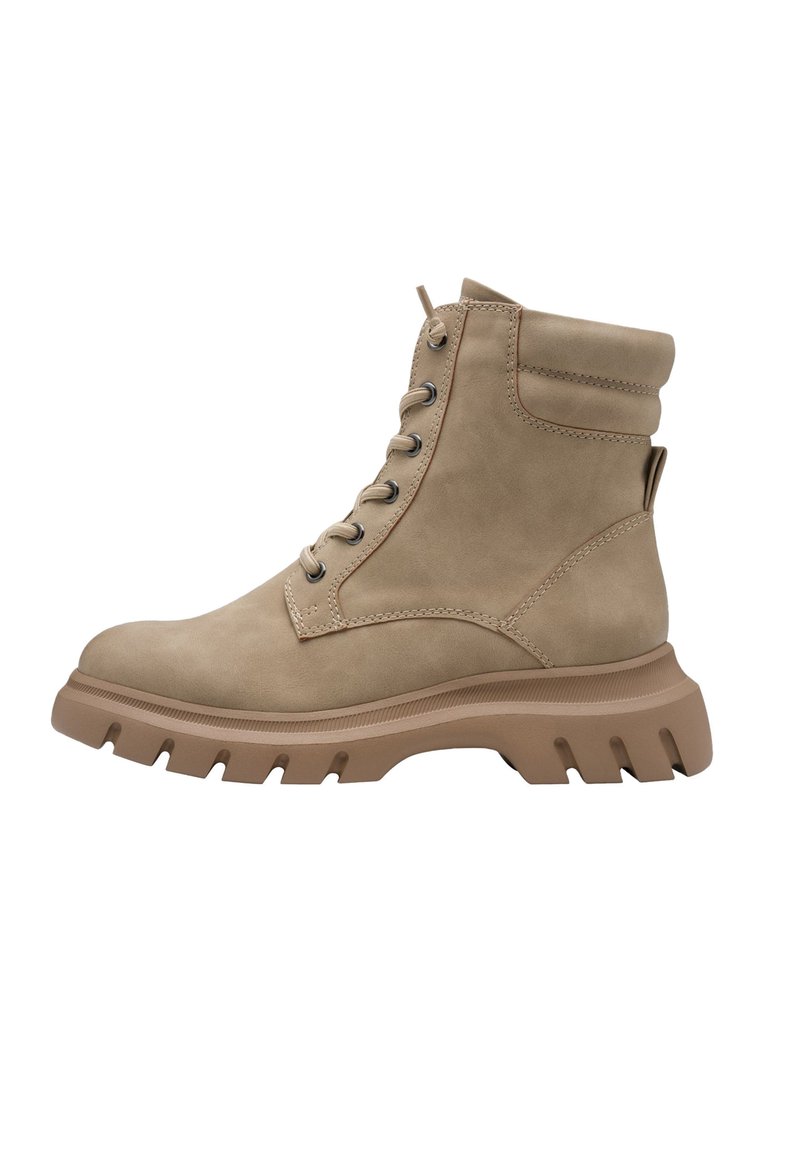 Bottine en suède beige avec un col rembourré, un laçage à l'avant, des œillets métalliques et une semelle en caoutchouc texturé et épaisse.