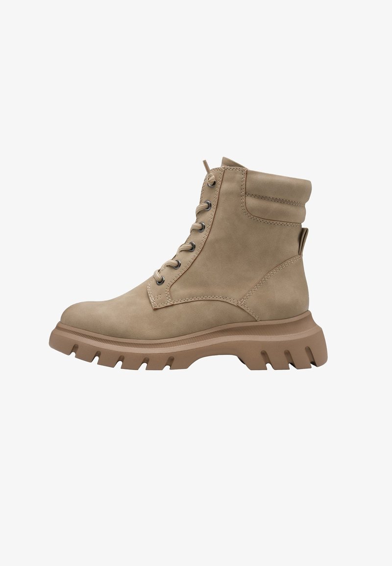 Bottine en suède beige avec un col rembourré, un laçage à l'avant, des œillets métalliques et une semelle en caoutchouc texturé et épaisse.