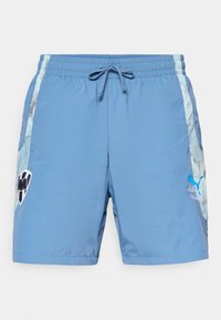 Bañador azul hecho de material ligero. Cuenta con una cintura elástica con cordón ajustable y acentos de logo en los costados.
