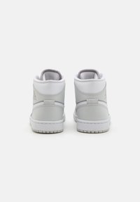 Ténis altos em couro cinzento com detalhes em branco e painéis texturizados, apresentando um colar almofadado e sola de borracha texturizada.