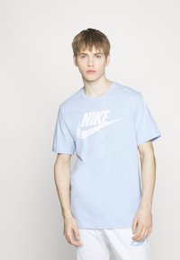 Nike Sportswear TEE ICON FUTURA  - Apdrukāts T-krekls - light marine/white