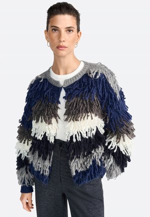 Cardigan testurizzato realizzato in filato con strisce blu, grigie e bianche. Presenta un colletto a maglia grigia, apertura frontale e vestibilità morbida con maniche lunghe.