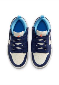 Granatowo-białe trampki z gładką skórzaną cholewką, niebieskimi akcentami, perforowaną przyszwą i dopasowanymi sznurowadłami. Czerwone logo na języku.