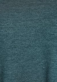 Kesäinen neulepusero tumman teal-värissä, jossa on sileä tekstuuri ja hienovarainen heather-kuvio. Pyöreä pääntie ja pitkät hihat.