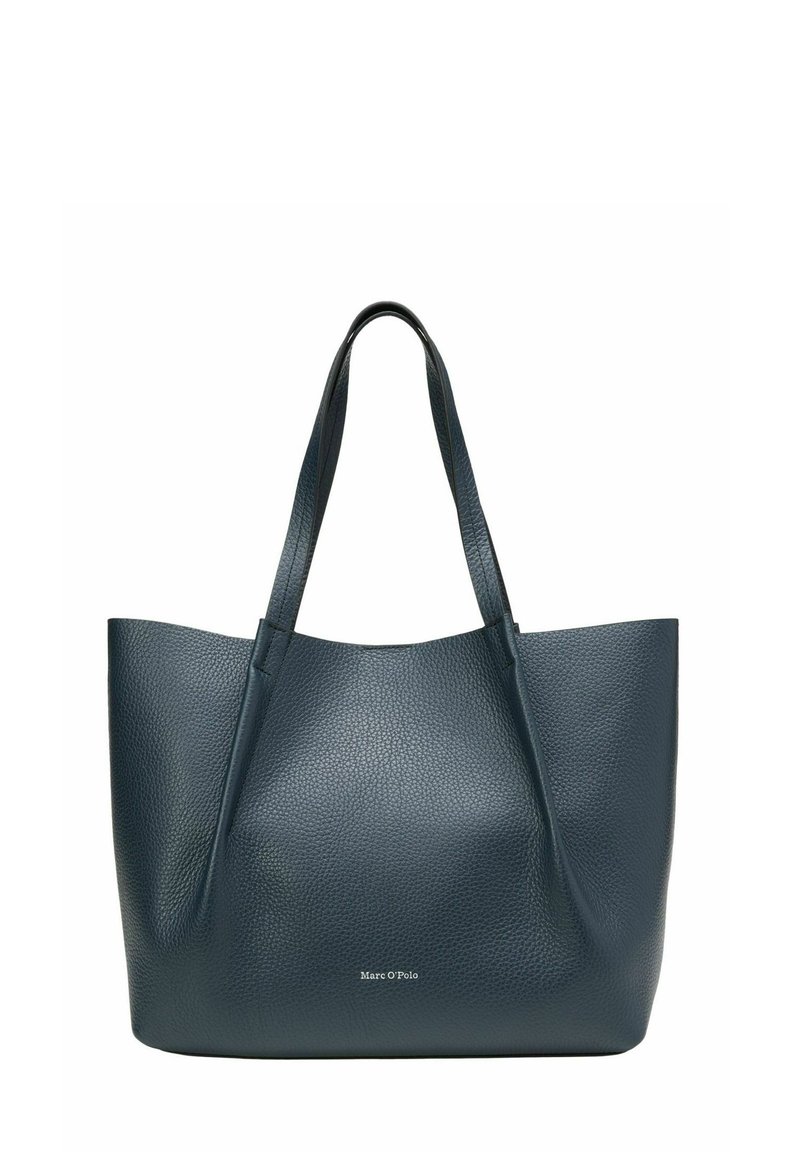 Donkerblauwe leren tote bag met een gestructureerde afwerking, twee lange handvaten en een eenvoudig ontwerp. Bevat een subtiele logo aan de onderkant.