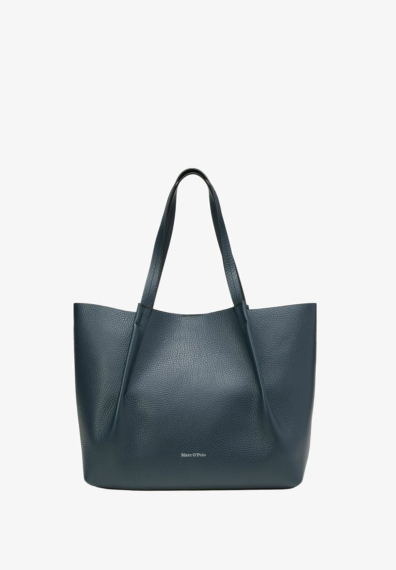 Sac fourre-tout en cuir vert foncé avec une finition texturée, deux longues poignées et un design simple. Présente un logo discret en bas.