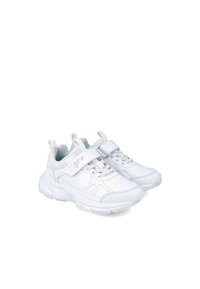 Zapatillas blancas de material sintético con acentos de malla, que cuentan con una correa de Velcro y cierre de cordones, puntera redondeada y suela texturizada.