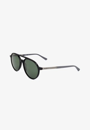 Occhiali da sole con montatura nera, lenti rotonde con tinta verde e aste in metallo argentato, con il marchio Pepe Jeans sulle aste, mostrati su sfondo bianco.
