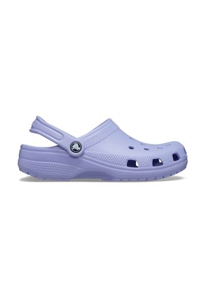 Sabot violet clair à enfiler avec des trous de ventilation, une semelle texturée, et une bride de talon ajustable avec un logo circulaire.